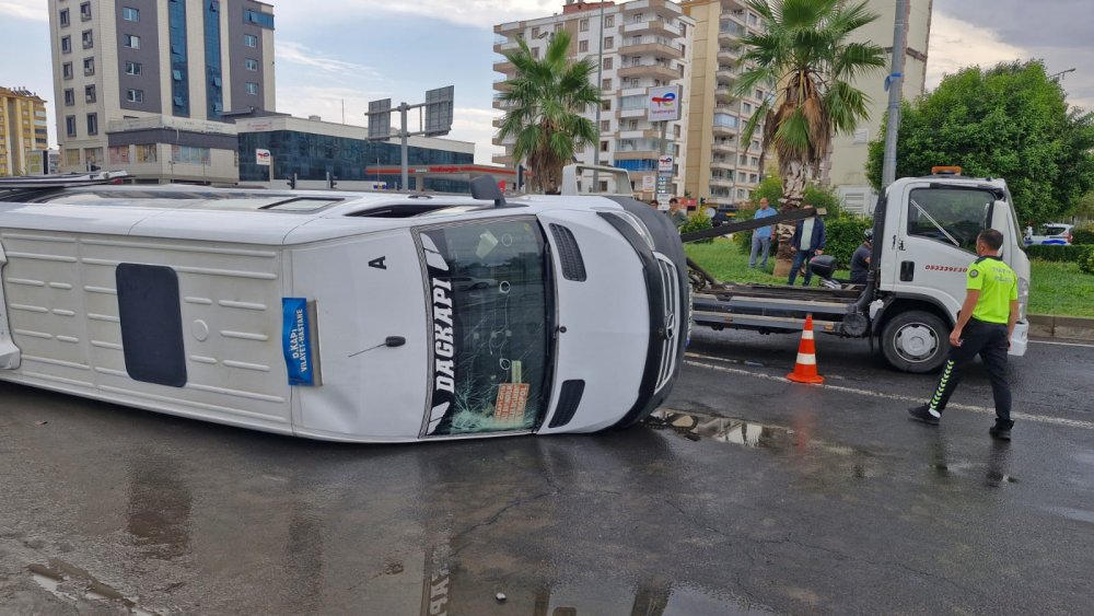 Otomobil ile minibüs çarpıştı: 1’i bebek, 10 yaralı