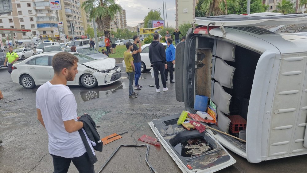 Otomobil ile minibüs çarpıştı: 1’i bebek, 10 yaralı