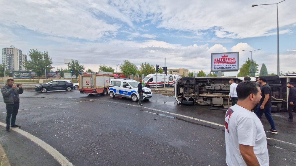 Otomobil ile minibüs çarpıştı: 1’i bebek, 10 yaralı