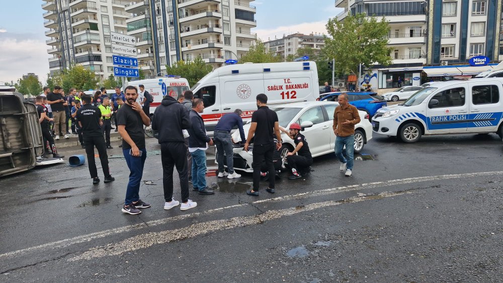 Otomobil ile minibüs çarpıştı: 1’i bebek, 10 yaralı