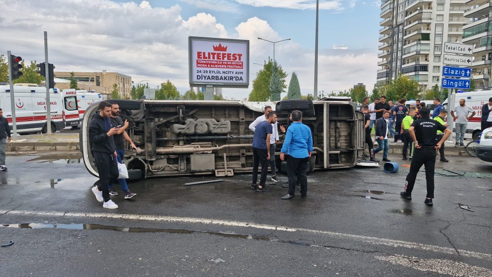 Otomobil ile minibüs çarpıştı: 1’i bebek, 10 yaralı