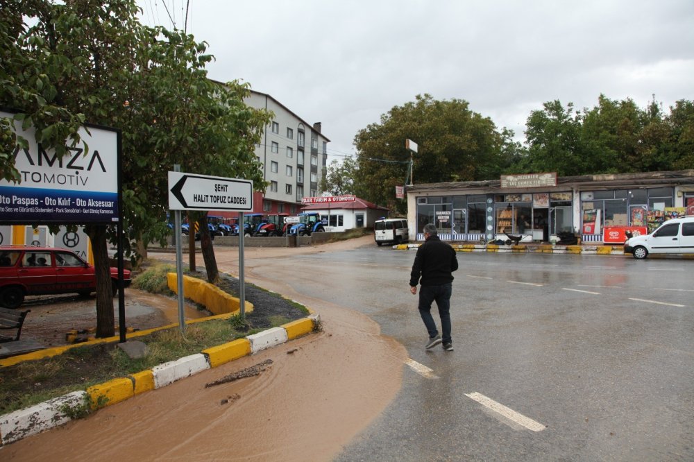 Sağanak yağış sele neden oldu! Araçlar ilerleyemedi