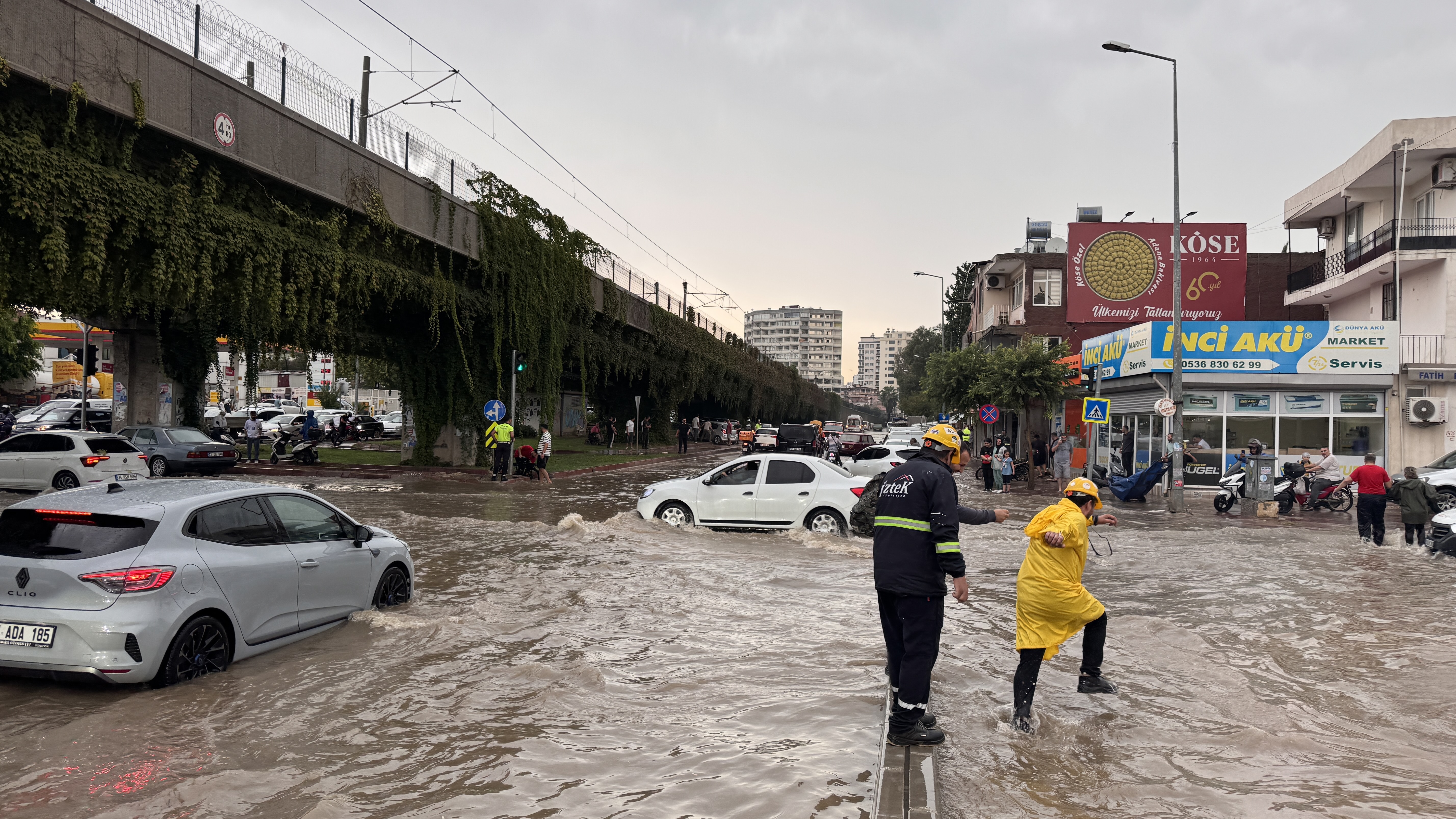 aa-20240921-35699497-35699483-adanada-saganak-ve-siddetli-ruzgar-hayati-olumsuz-etkiledi.jpg