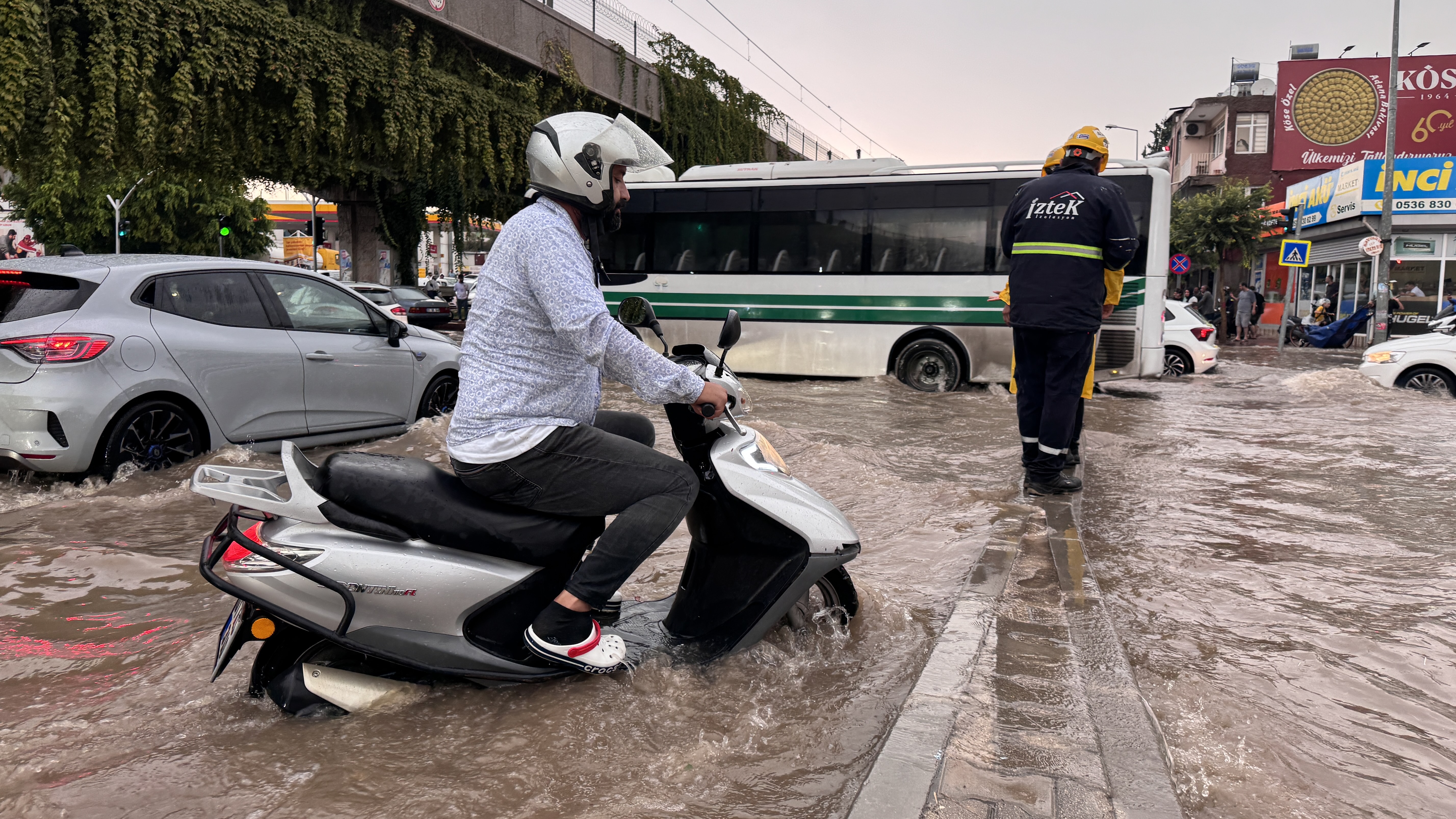 aa-20240921-35699497-35699485-adanada-saganak-ve-siddetli-ruzgar-hayati-olumsuz-etkiledi.jpg