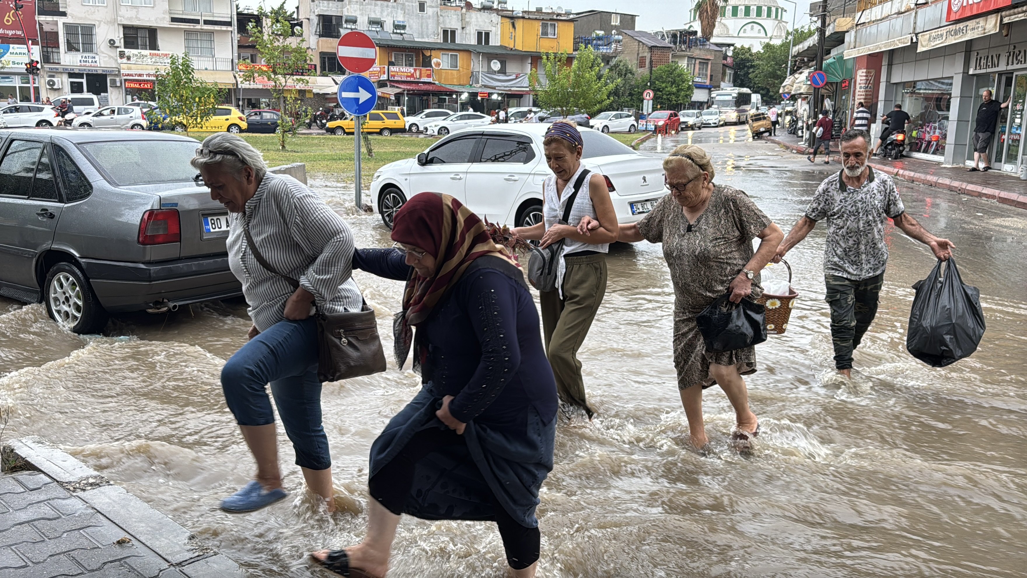 aa-20240921-35699497-35699496-adanada-saganak-ve-siddetli-ruzgar-hayati-olumsuz-etkiledi.jpg