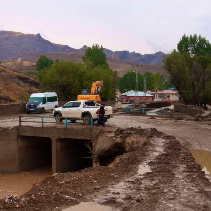 Van'da sağanak sele yol açtı