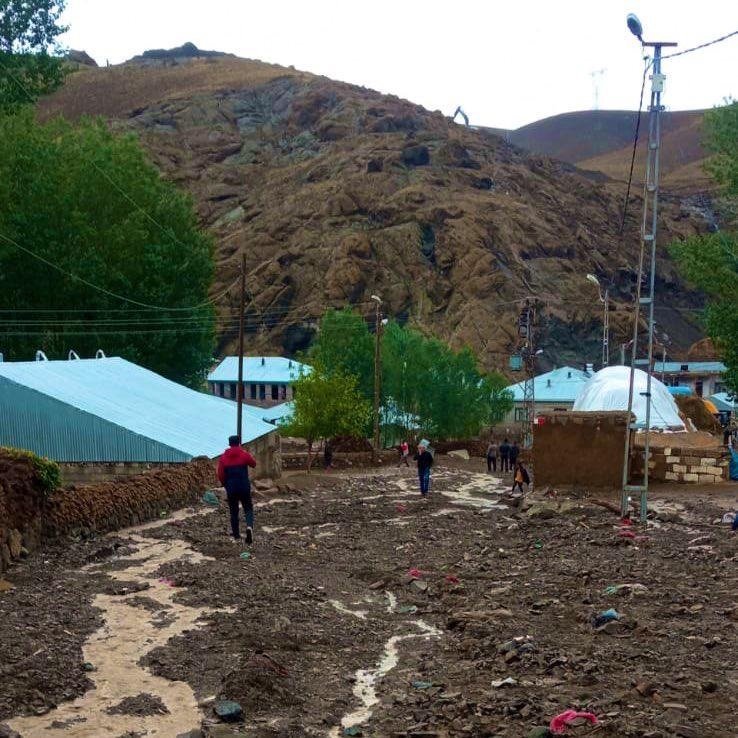 Van'da sağanak sele yol açtı