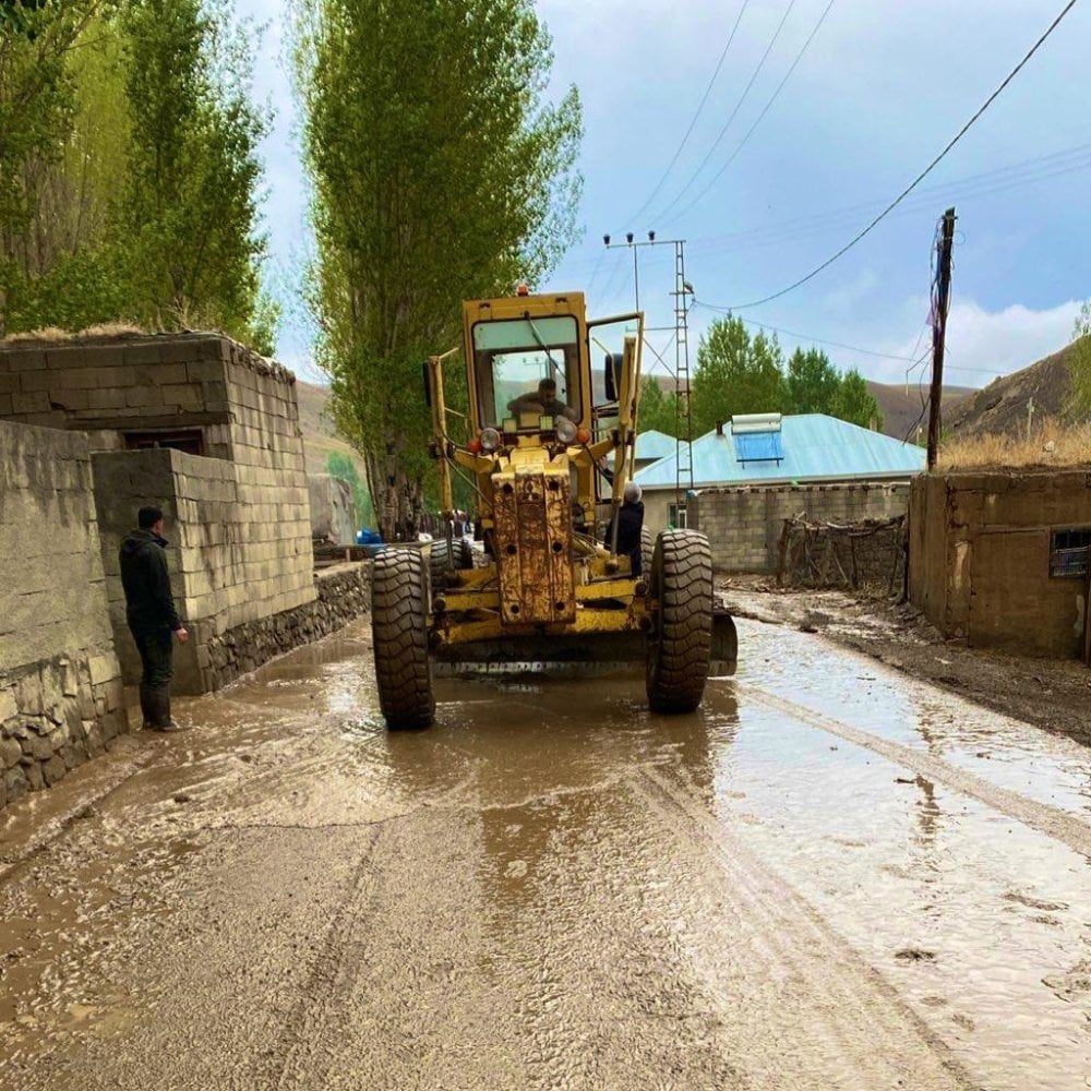 Van'da sağanak sele yol açtı