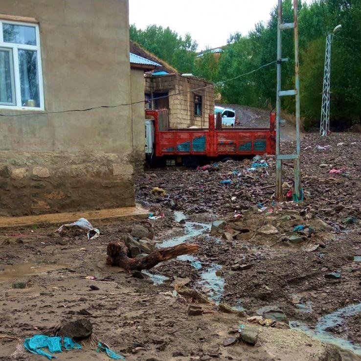 Van'da sağanak sele yol açtı