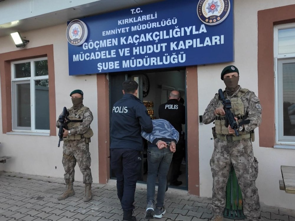 Minibüste 16 göçmen yakalandı, 3 organizatör tutuklandı