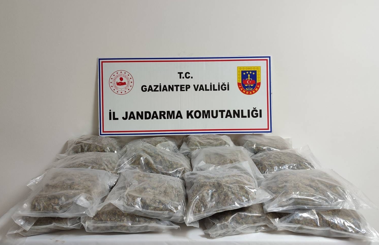 aa-20240925-35730854-35730852-gaziantepte-yolcu-otobusunde-32-kilo-400-gram-sentetik-uyusturucu-ele-gecirildi.jpg