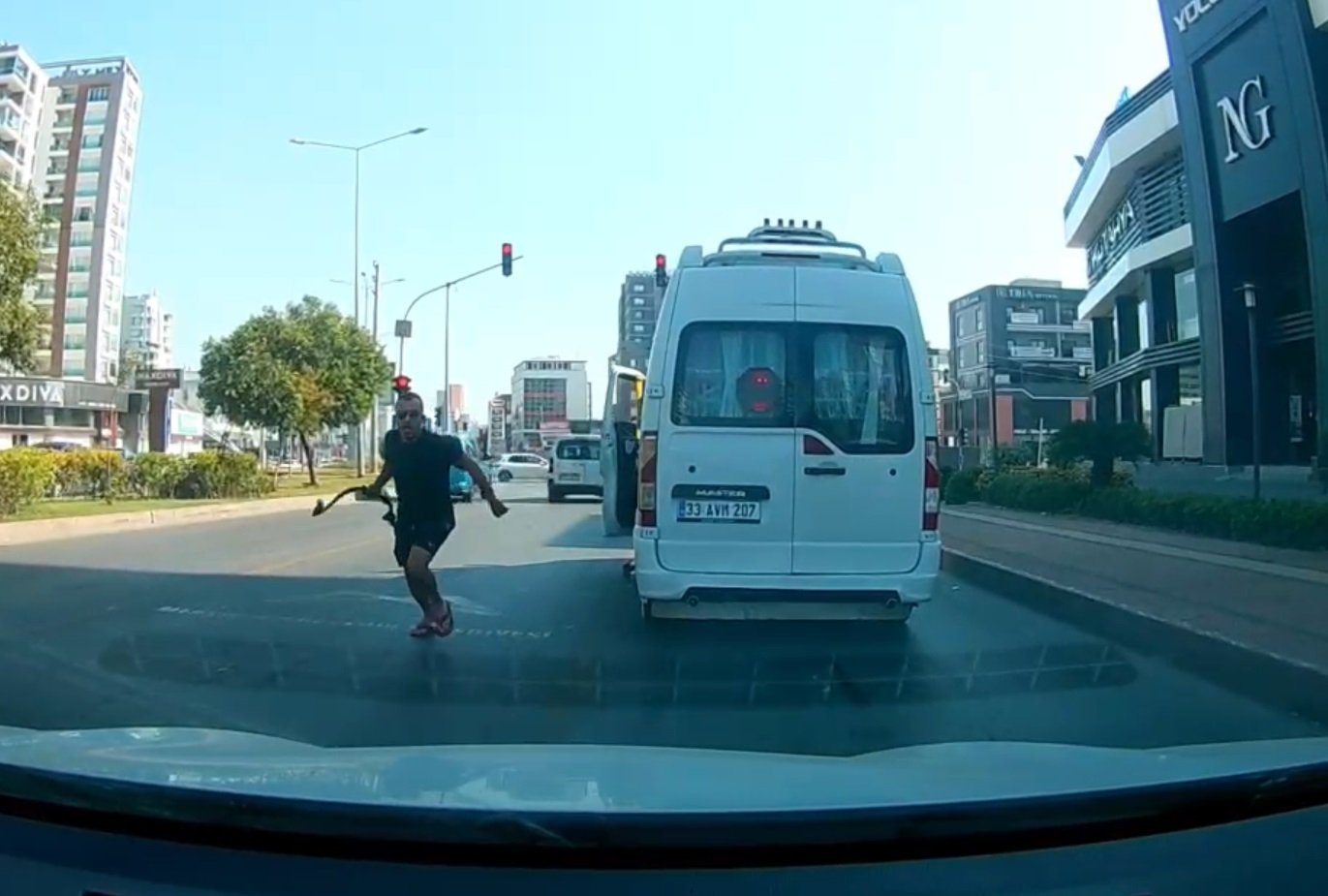 mersin-minibus-soforu-onunu-kestigi-oto-413299-114858.jpg