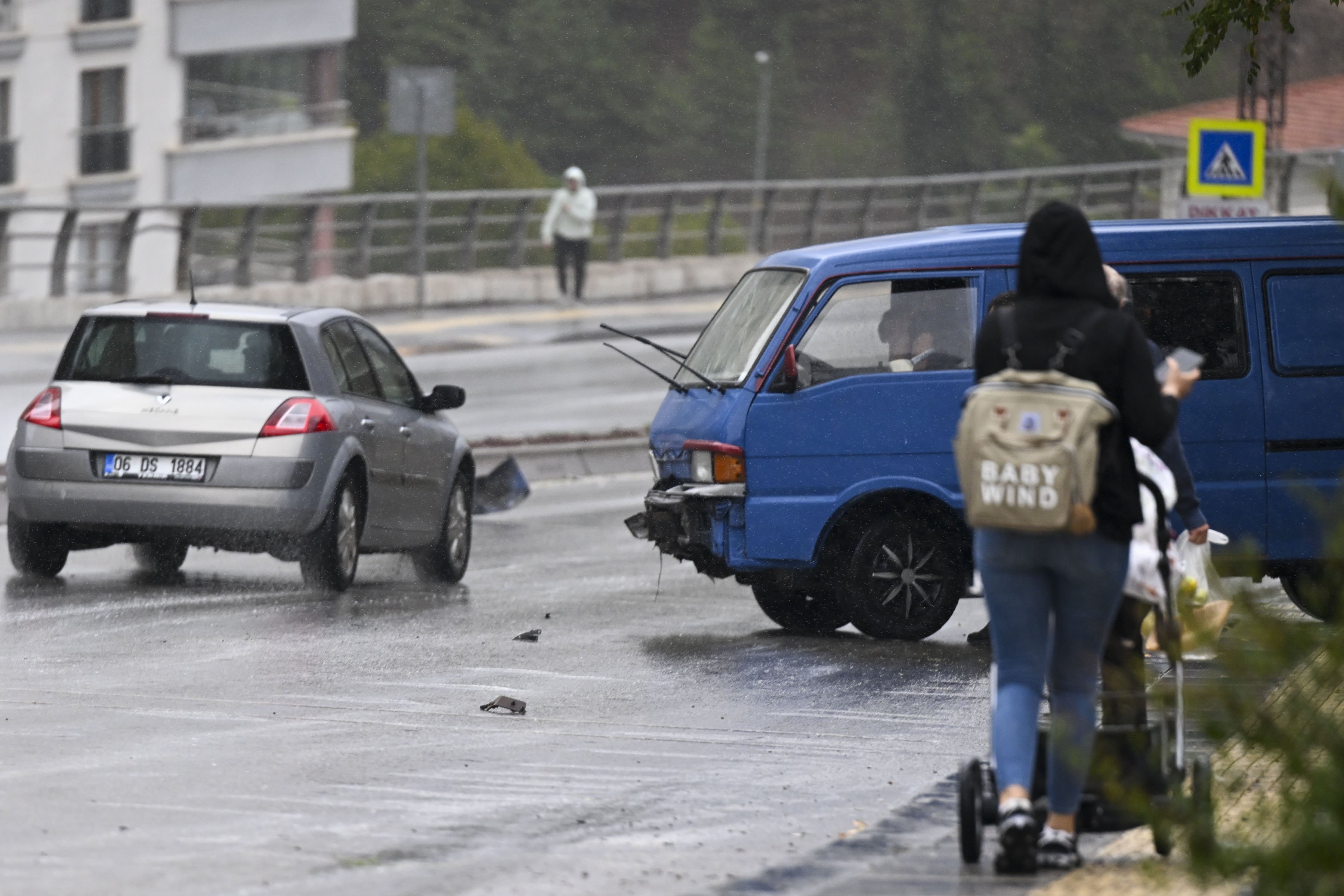 aa-20240930-35777951-35777945-ankarada-kontrolden-cikan-minibus-kayaliklara-carpti.jpg