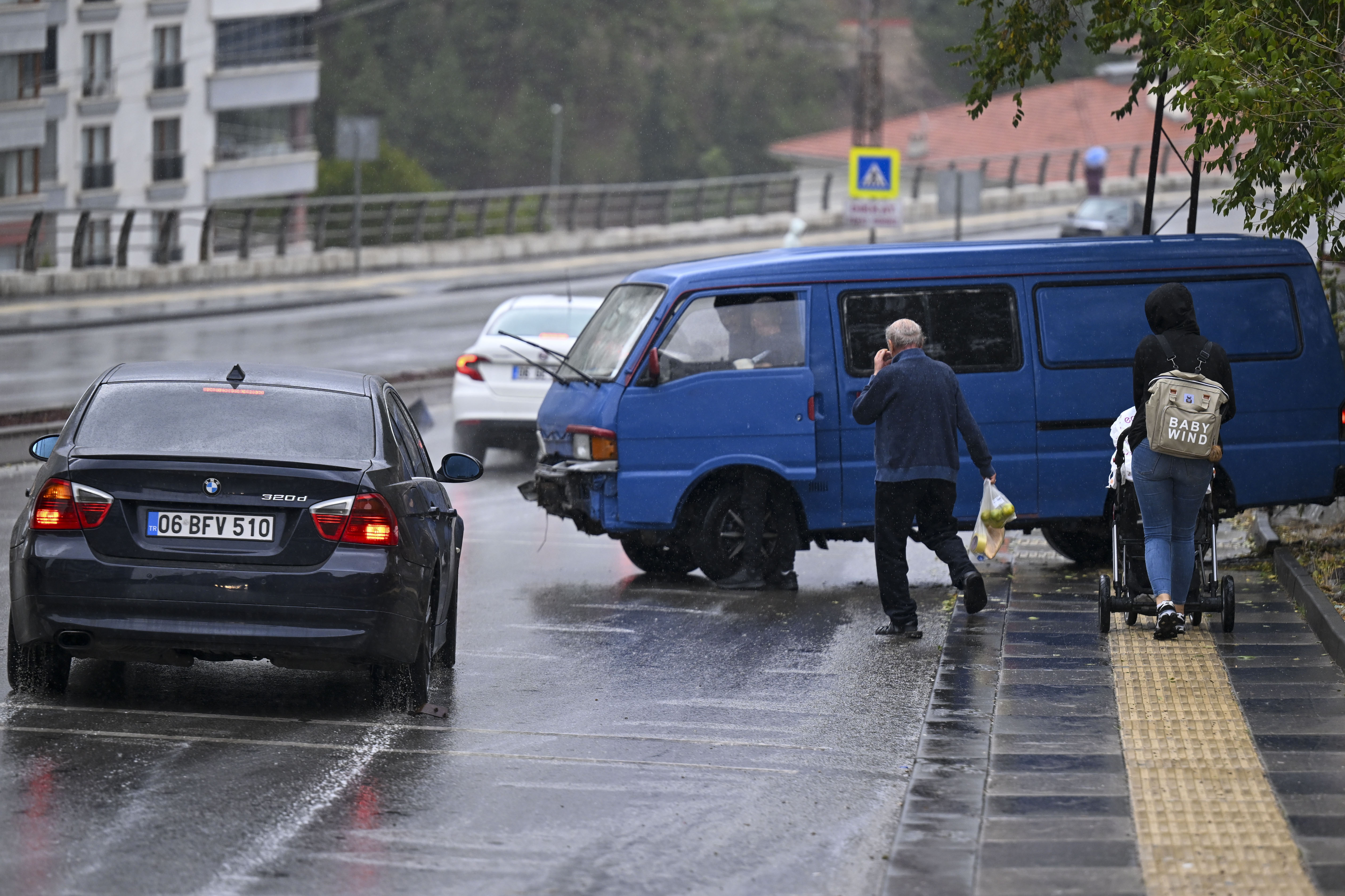 aa-20240930-35777951-35777946-ankarada-kontrolden-cikan-minibus-kayaliklara-carpti.jpg