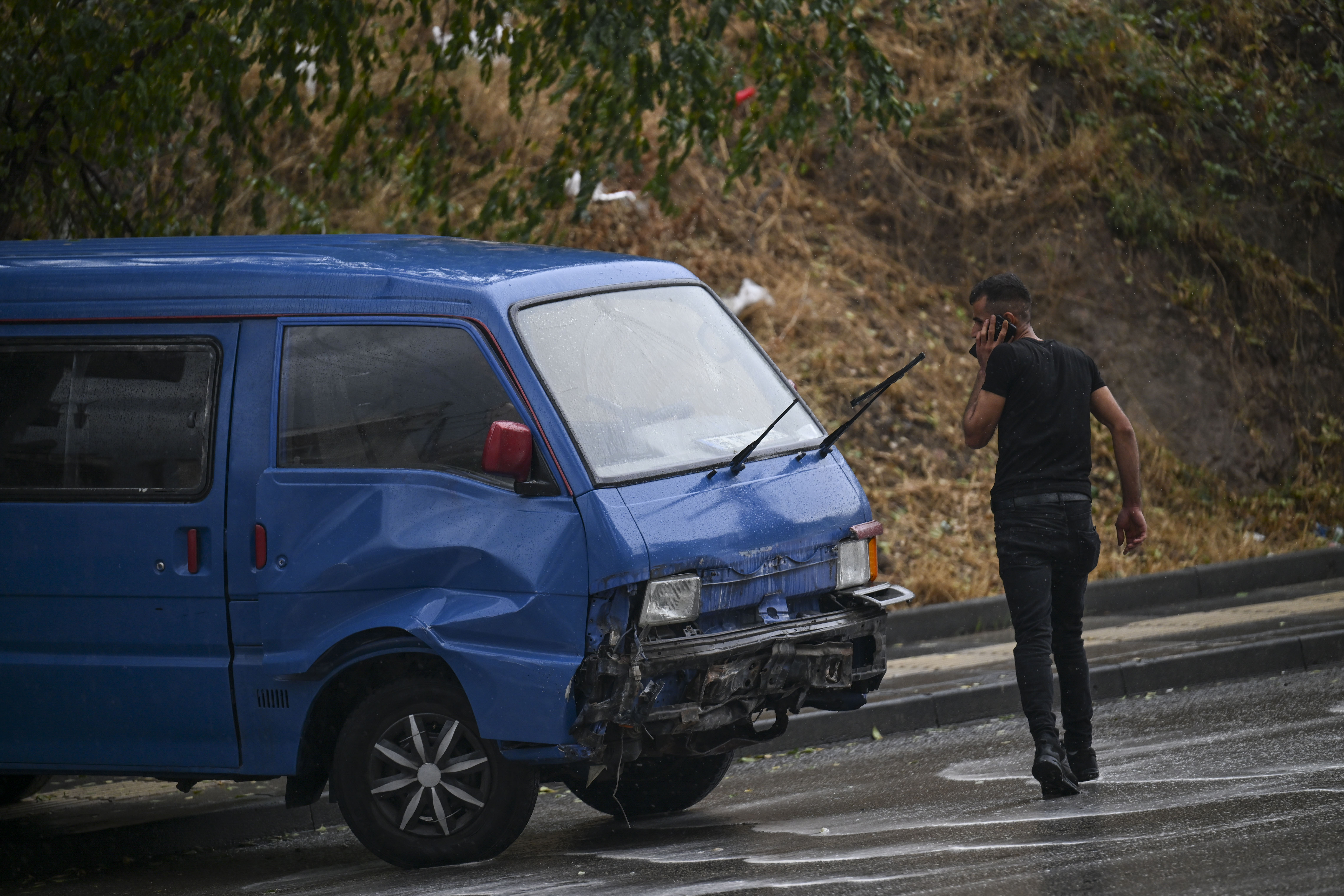 aa-20240930-35777951-35777949-ankarada-kontrolden-cikan-minibus-kayaliklara-carpti.jpg