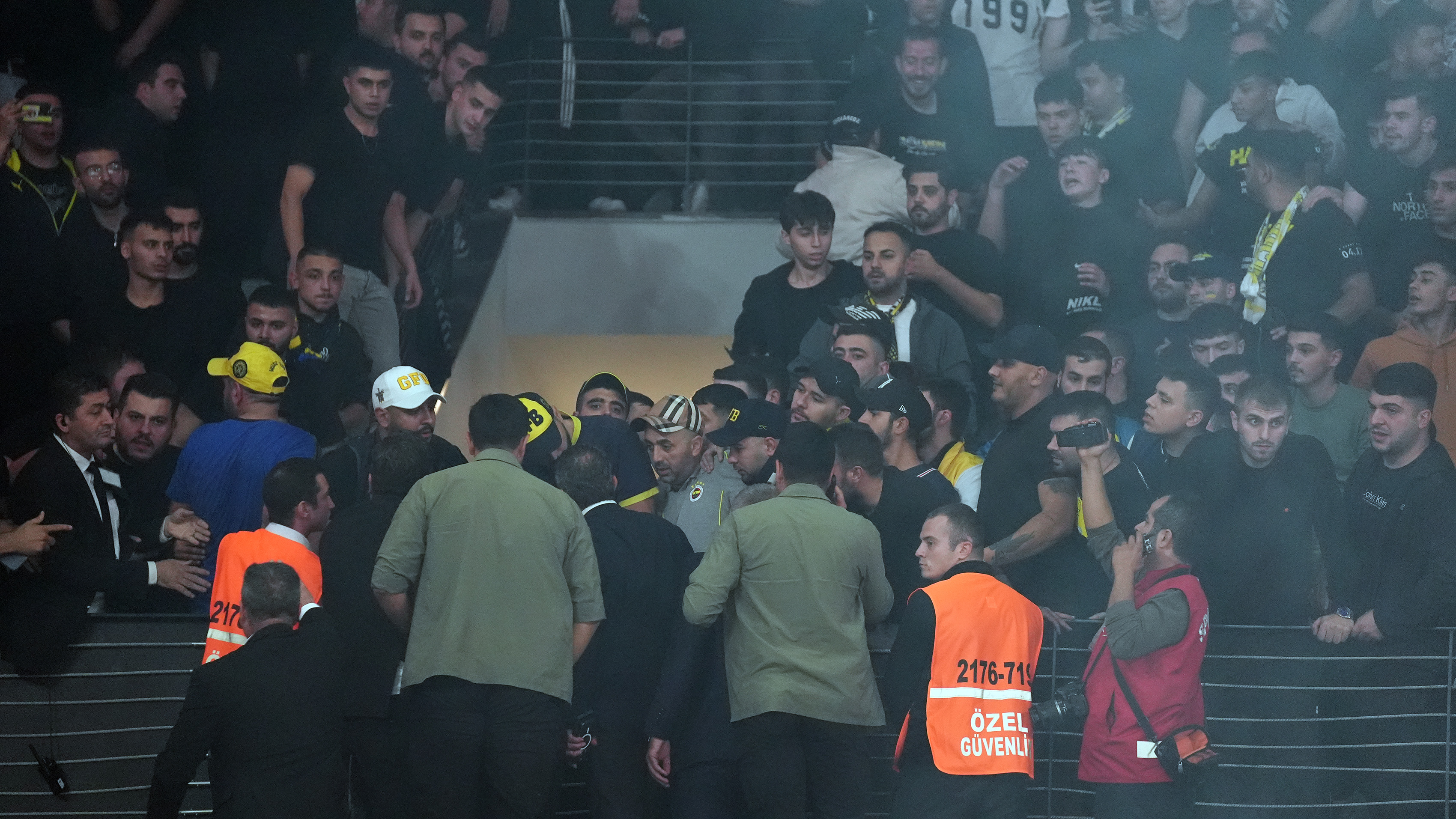 aa-20241002-35802058-35802055-fenerbahce-opetbesiktas-maci-saha-atilan-yabanci-maddeler-nedeniyle-durdu-001.jpg