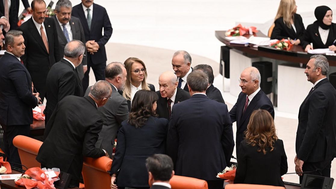 bahceli-dem-parti-siralarina-gelerek-tuncer-bakirhan-ve-vekillerle-tokalasti-2102024-617-ic.jpg