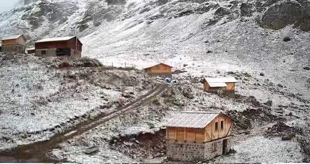 Rize'ye mevsimin ilk karı yağdı