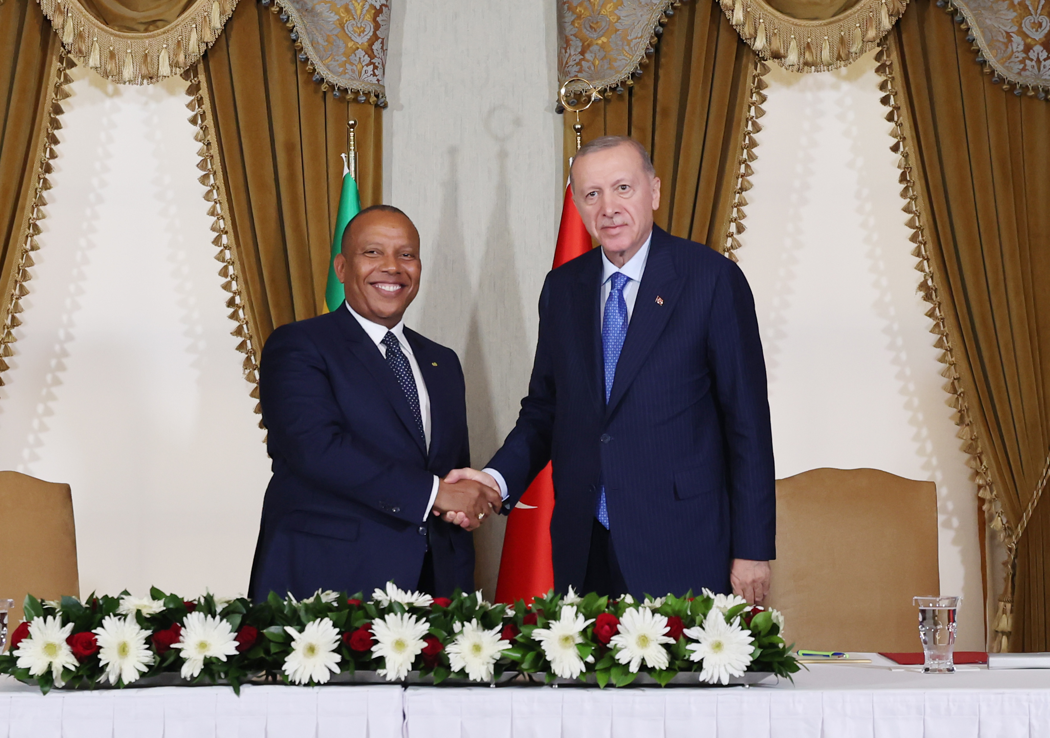 aa-20241005-35829080-35829078-cumhurbaskani-erdogan-sao-tome-ve-principe-basbakani-trovoadayi-kabul-etti.jpg