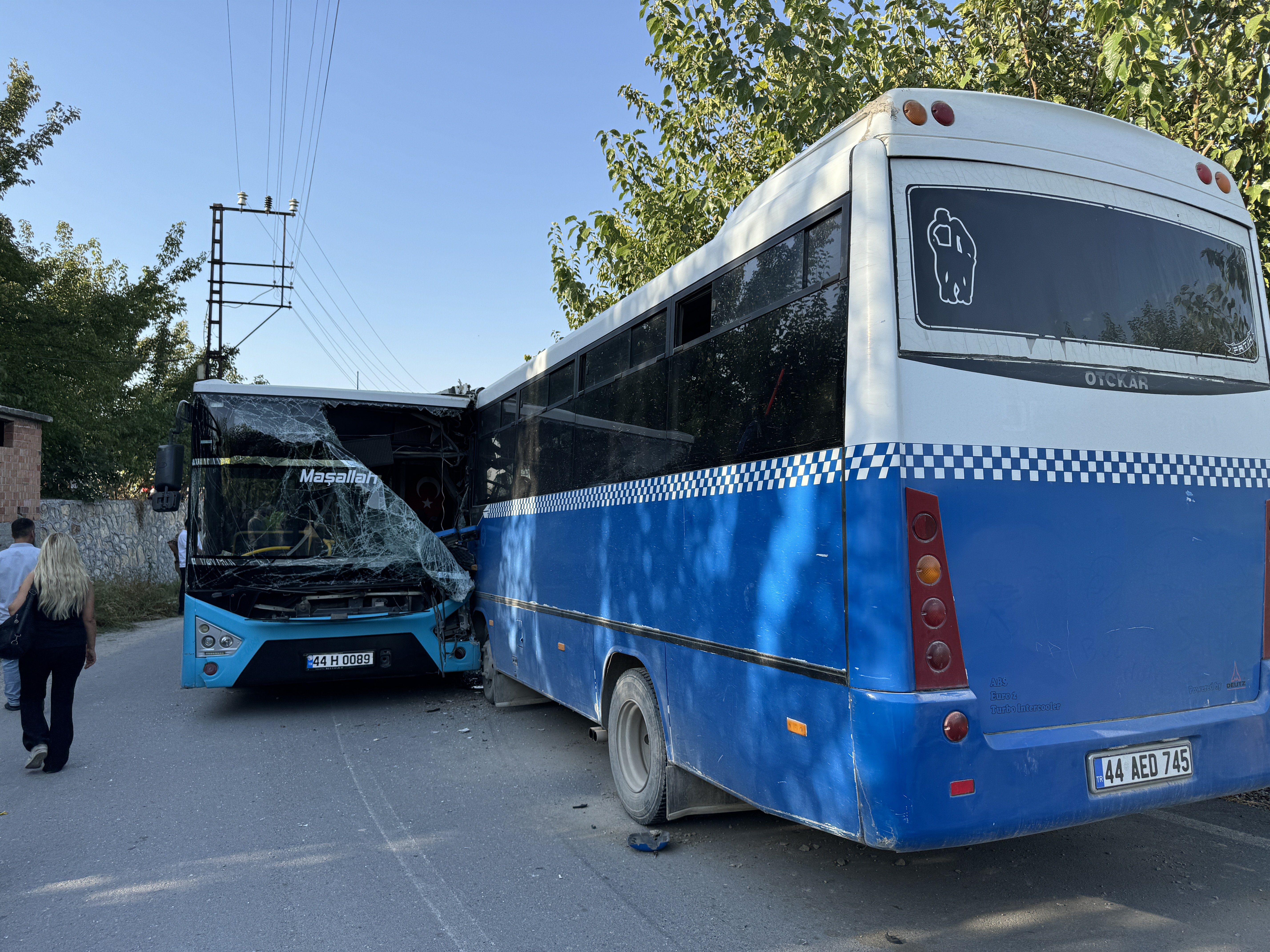 aa-20241008-35858780-35858775-malatyada-belediye-otobusu-ile-midibusun-carpismasi-sonucu-17-kisi-yaralandi.jpg