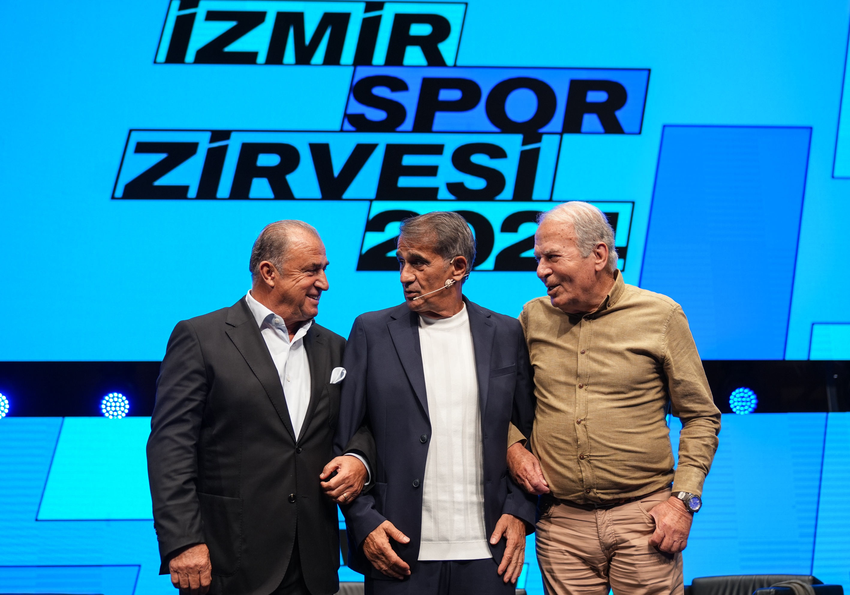 aa-20241008-35859578-35859556-izmir-spor-zirvesinde-efsanelerle-futbol-oturumu-gerceklestirildi.jpg