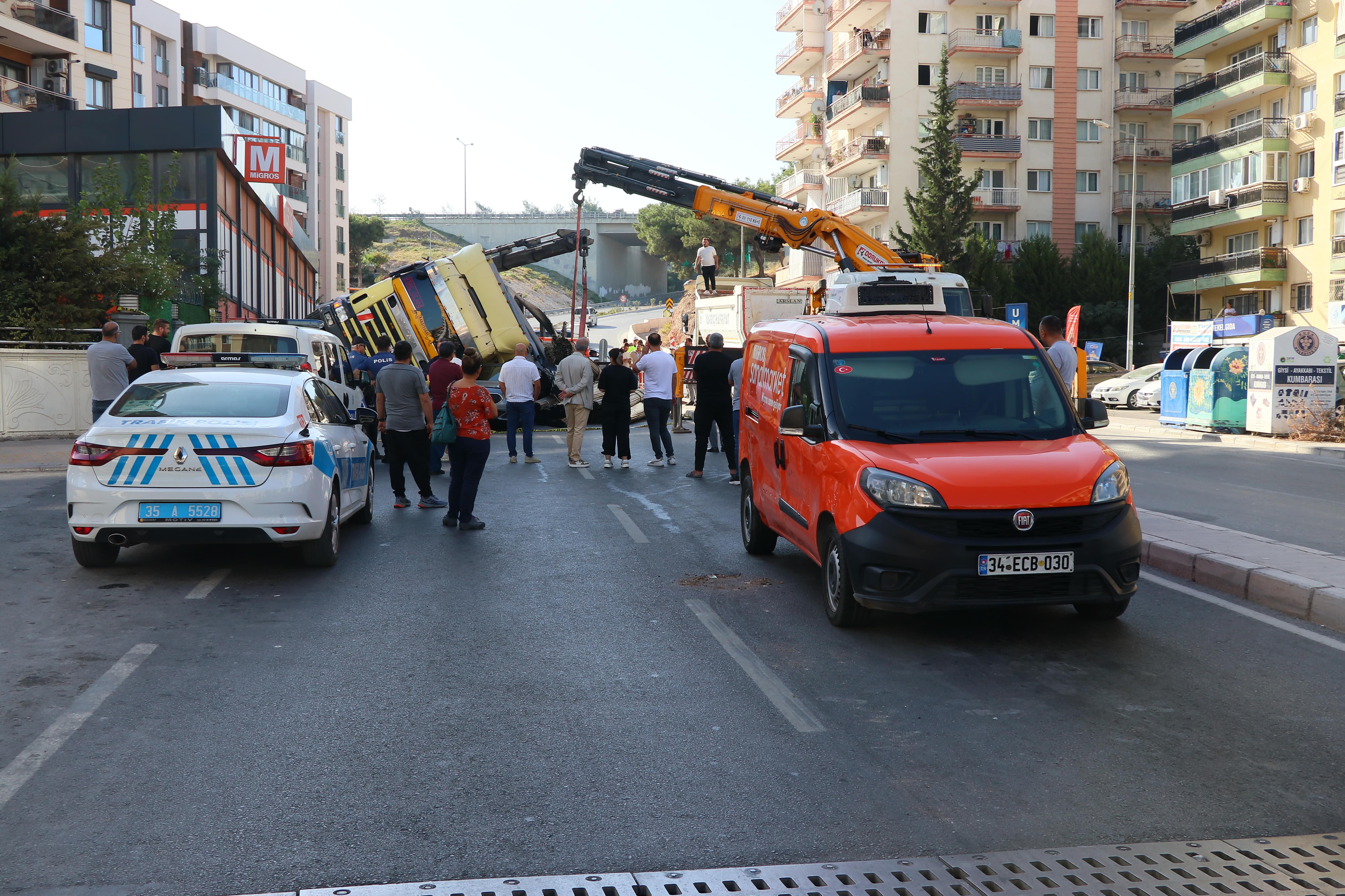 aa-20241010-35872334-35872328-izmirde-polisten-kacan-tir-otomobillerin-uzerine-devrildi-2-kisi-yaralandi-min.jpg