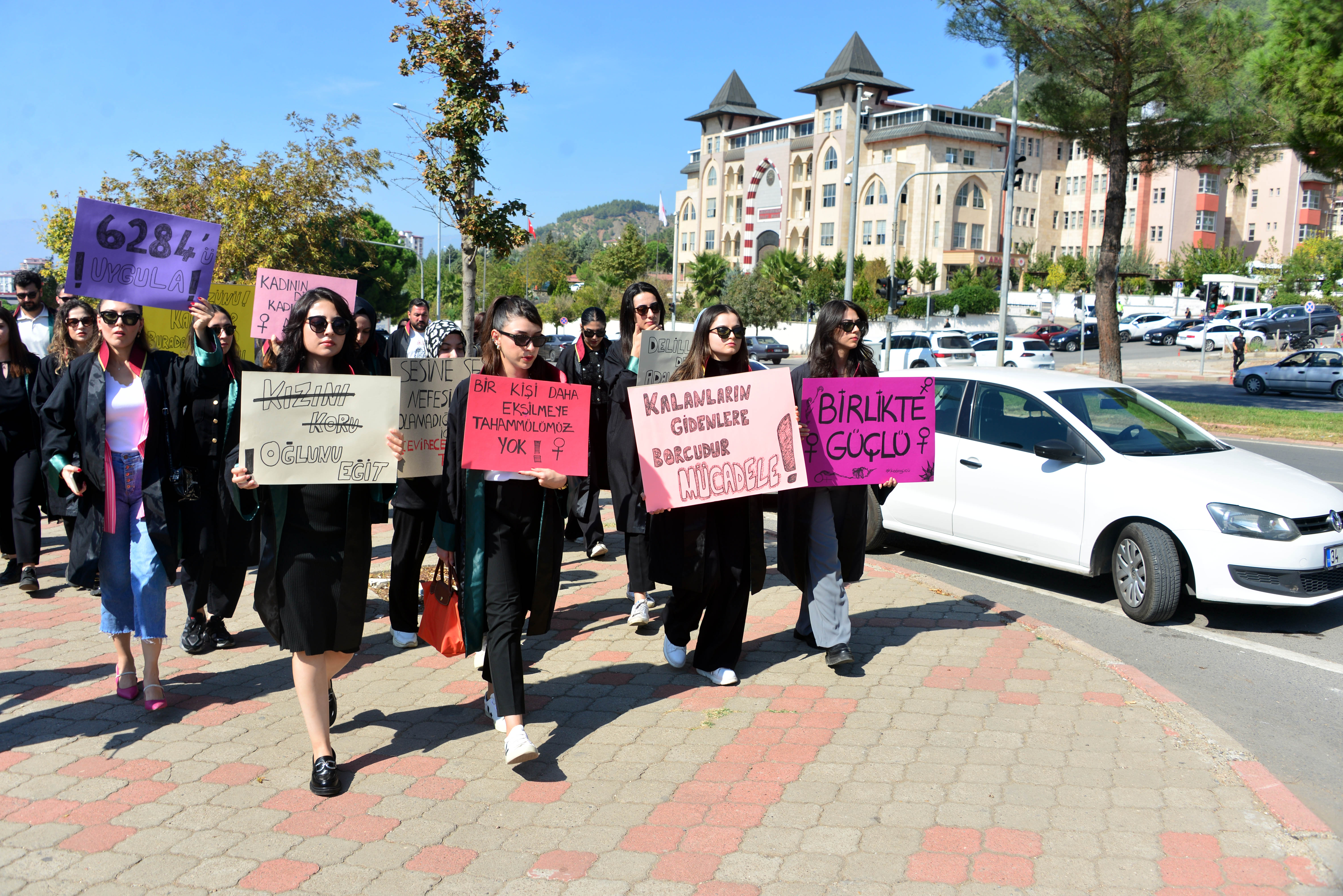 esini-bicaklayan-koca-tutuklandi-avukat-362909-100223.jpg