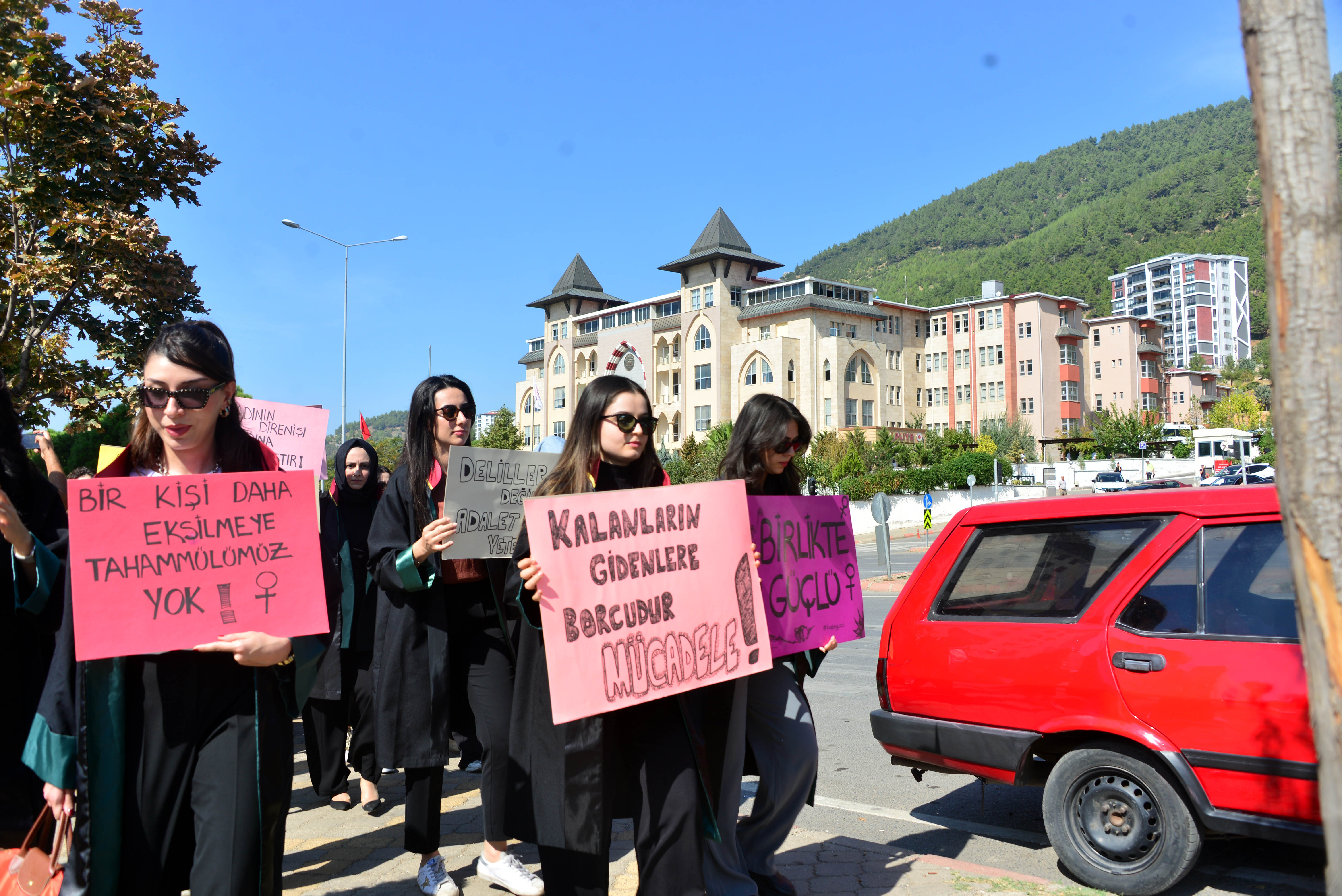 esini-bicaklayan-koca-tutuklandi-avukat-362910-100223.jpg