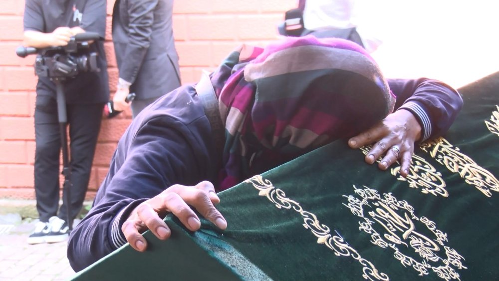 Ölmemiş adamın fişini çektiler yetmedi eksi 40 derece dolaba koydular. Sonra çıkartıp yıkadılar