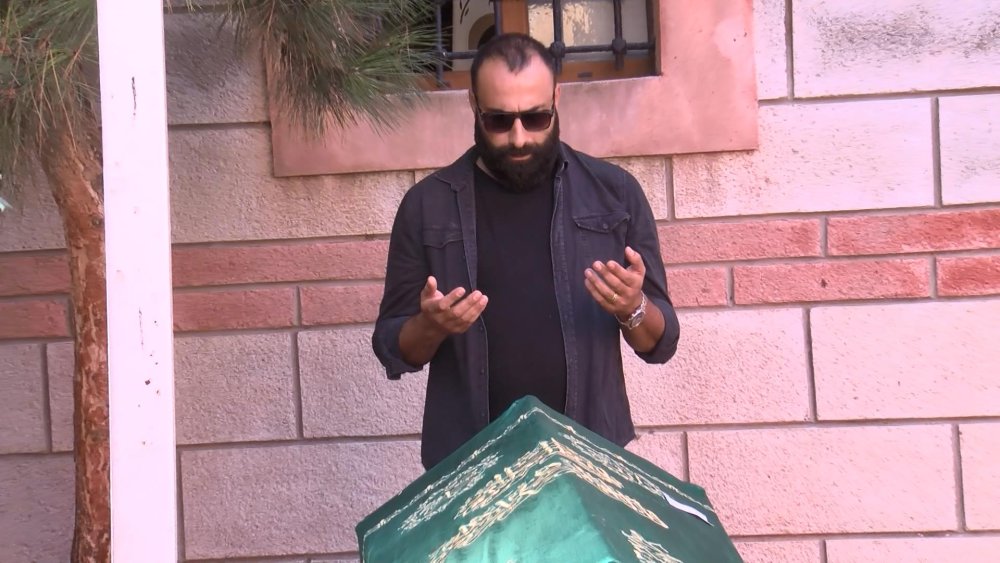 Ölmemiş adamın fişini çektiler yetmedi eksi 40 derece dolaba koydular. Sonra çıkartıp yıkadılar