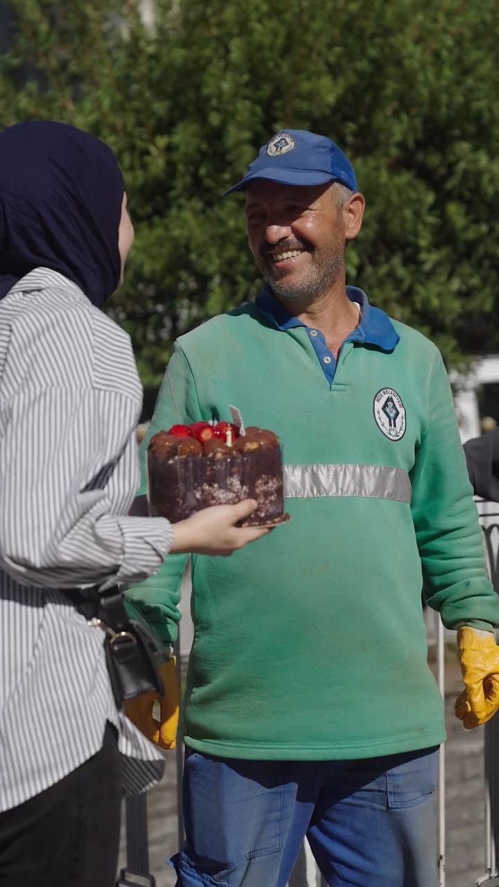 rizede-temizlik-personeline-dev-ekranda-362379-99923.jpg