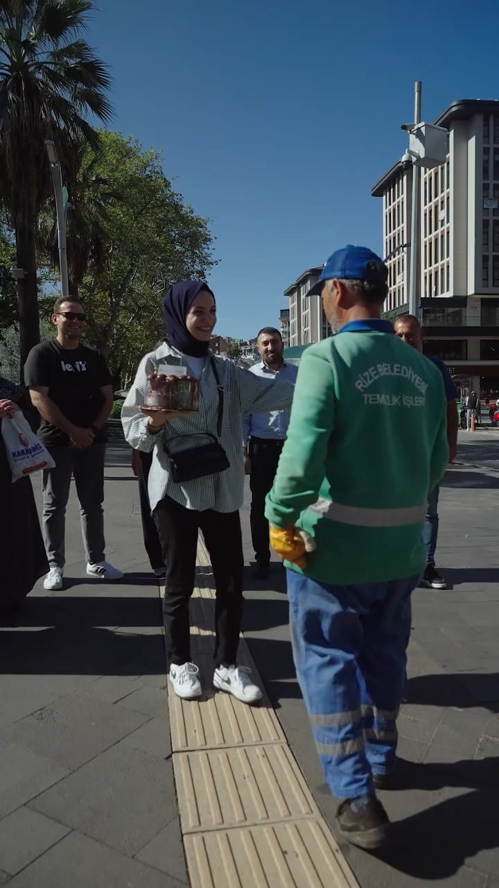 rizede-temizlik-personeline-dev-ekranda-362382-99923.jpg