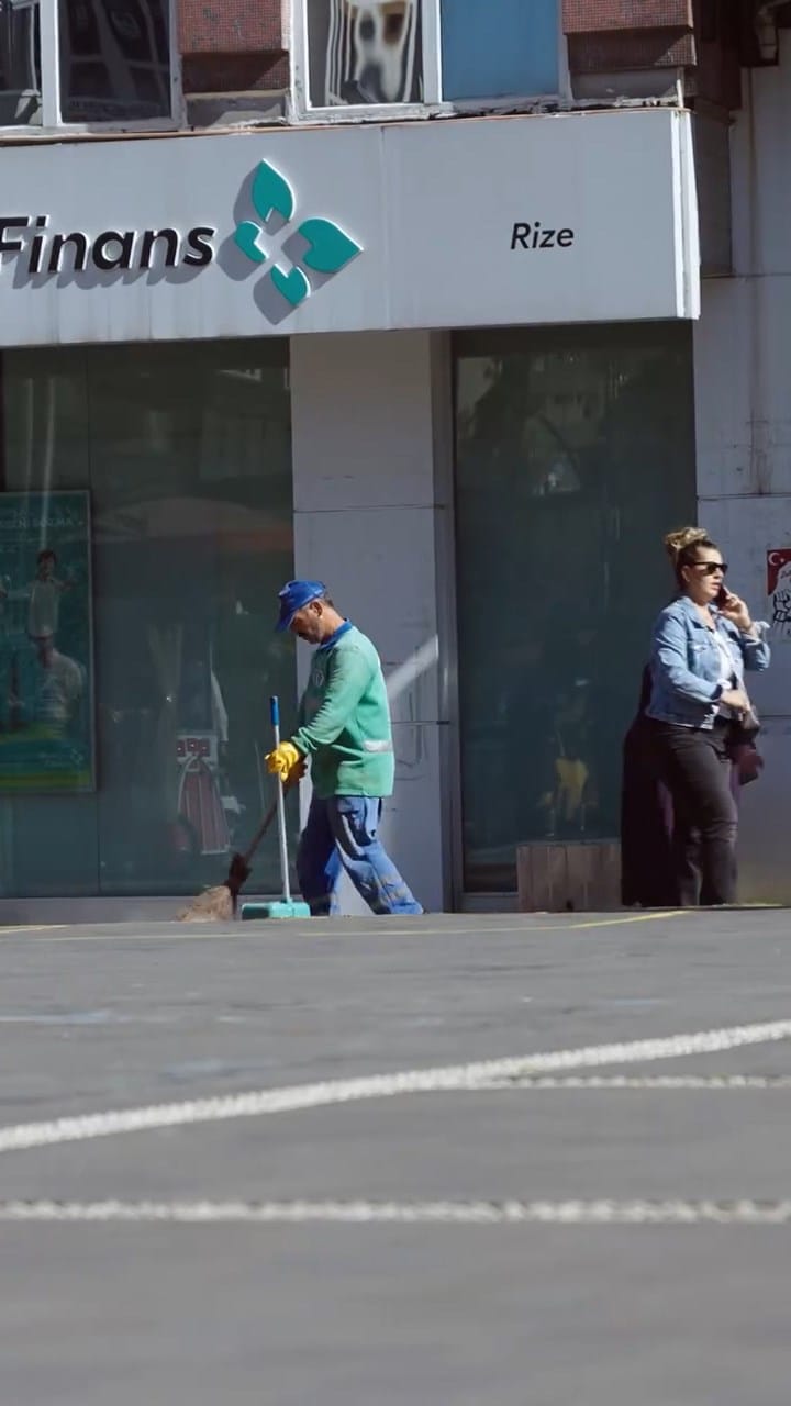 rizede-temizlik-personeline-dev-ekranda-362389-99923.jpg