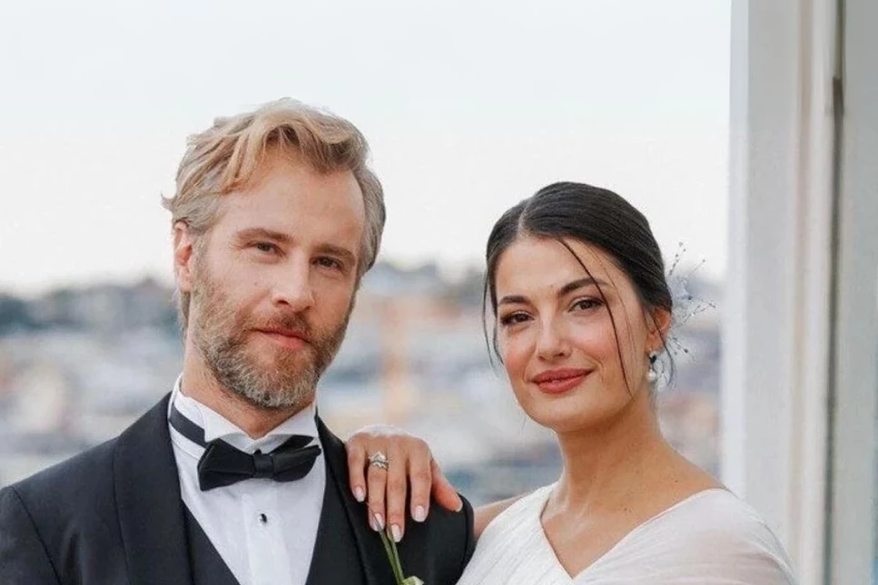 yabanci-damatin-nikosu-ozgur-cevik-sevgilisi-hatice-kartoglu-ile-evlendi.webp