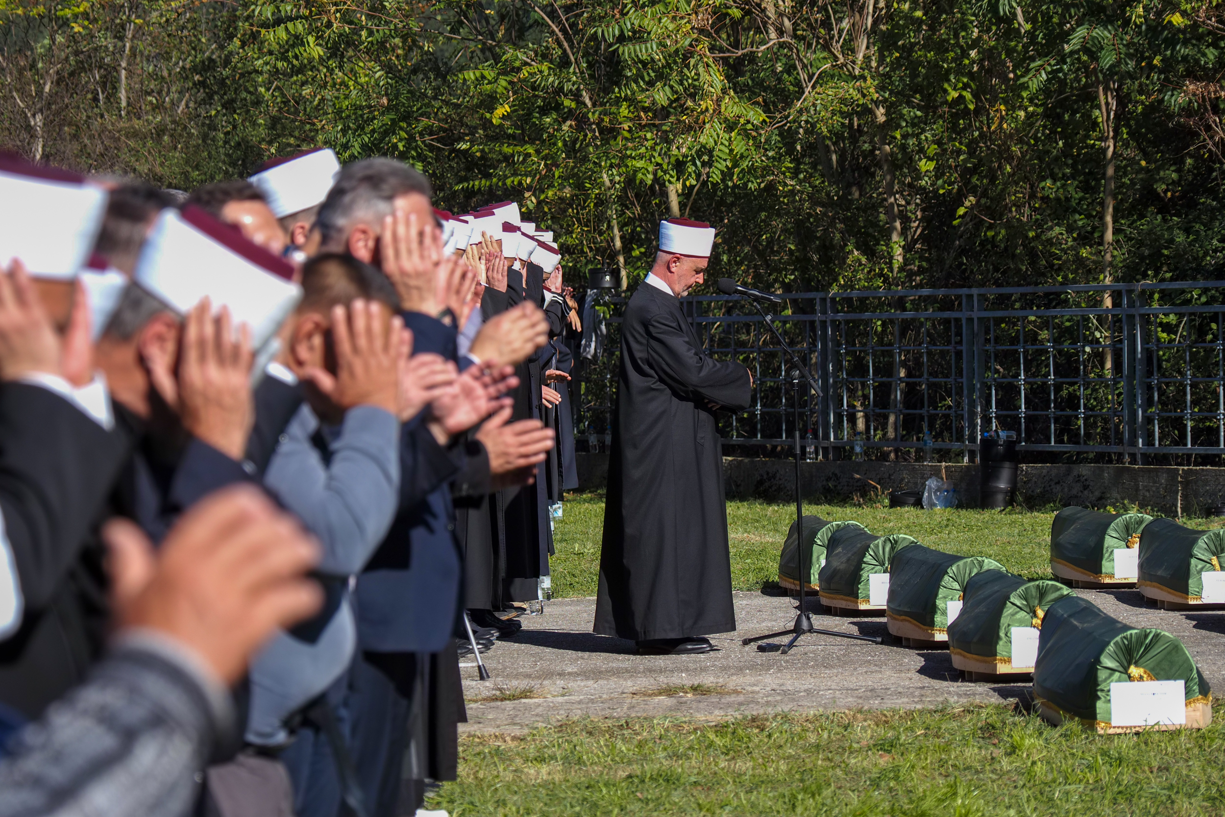 aa-20241015-35918329-35918312-bosna-hersekteki-sel-felaketinde-hayatini-kaybedenler-icin-toplu-cenaze-toreni.jpg