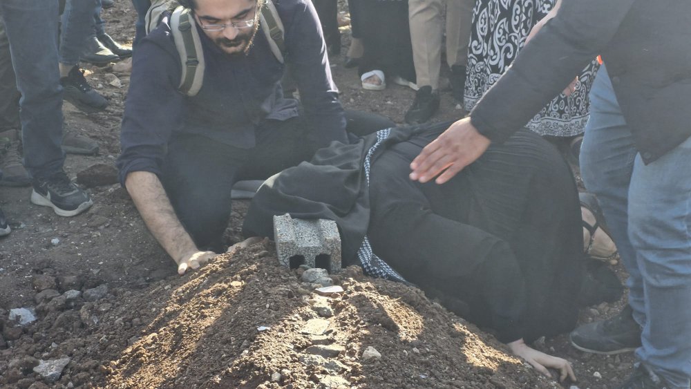 Rojin'in cenazesini kadınlar taşıdı! Anne ve baba yıkıldı