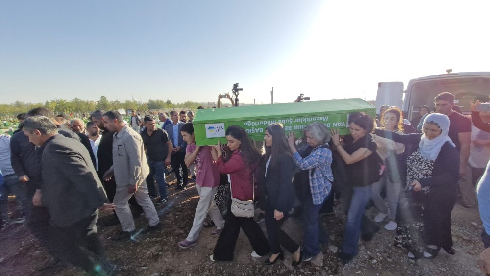 Rojin'in cenazesini kadınlar taşıdı! Anne ve baba yıkıldı