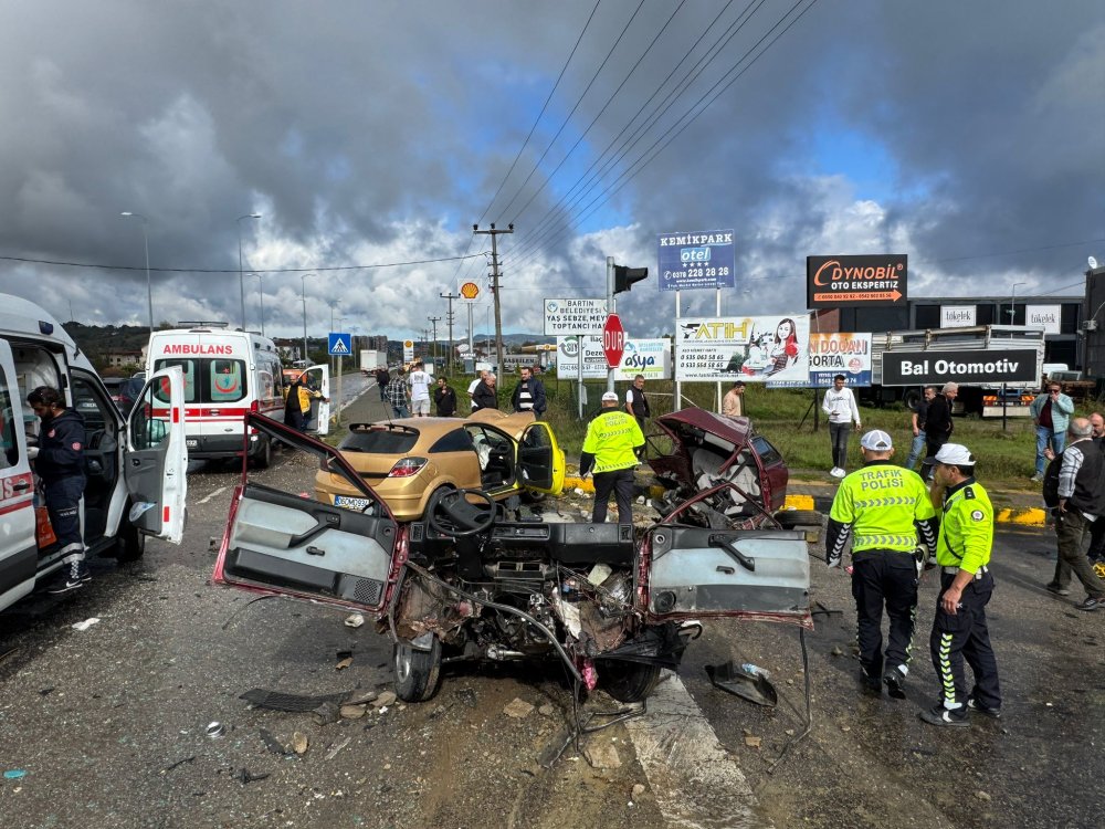 Kavşakta çarpışan otomobillerden biri ikiye bölündü