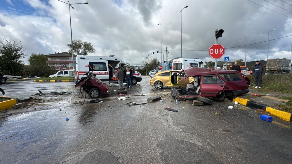 Kavşakta çarpışan otomobillerden biri ikiye bölündü