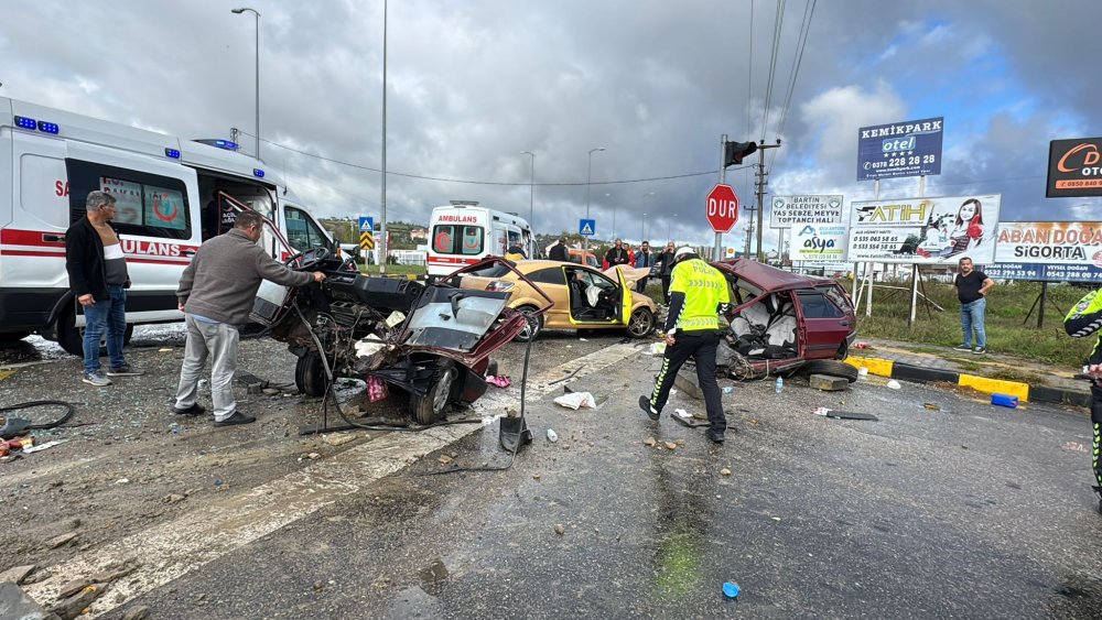 Kavşakta çarpışan otomobillerden biri ikiye bölündü