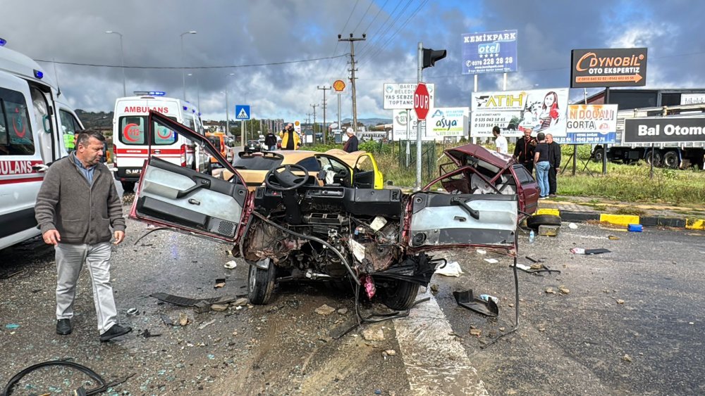 Kavşakta çarpışan otomobillerden biri ikiye bölündü