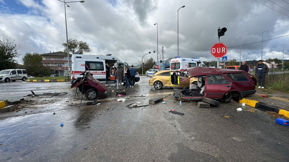 Kavşakta çarpışan otomobillerden biri ikiye bölündü