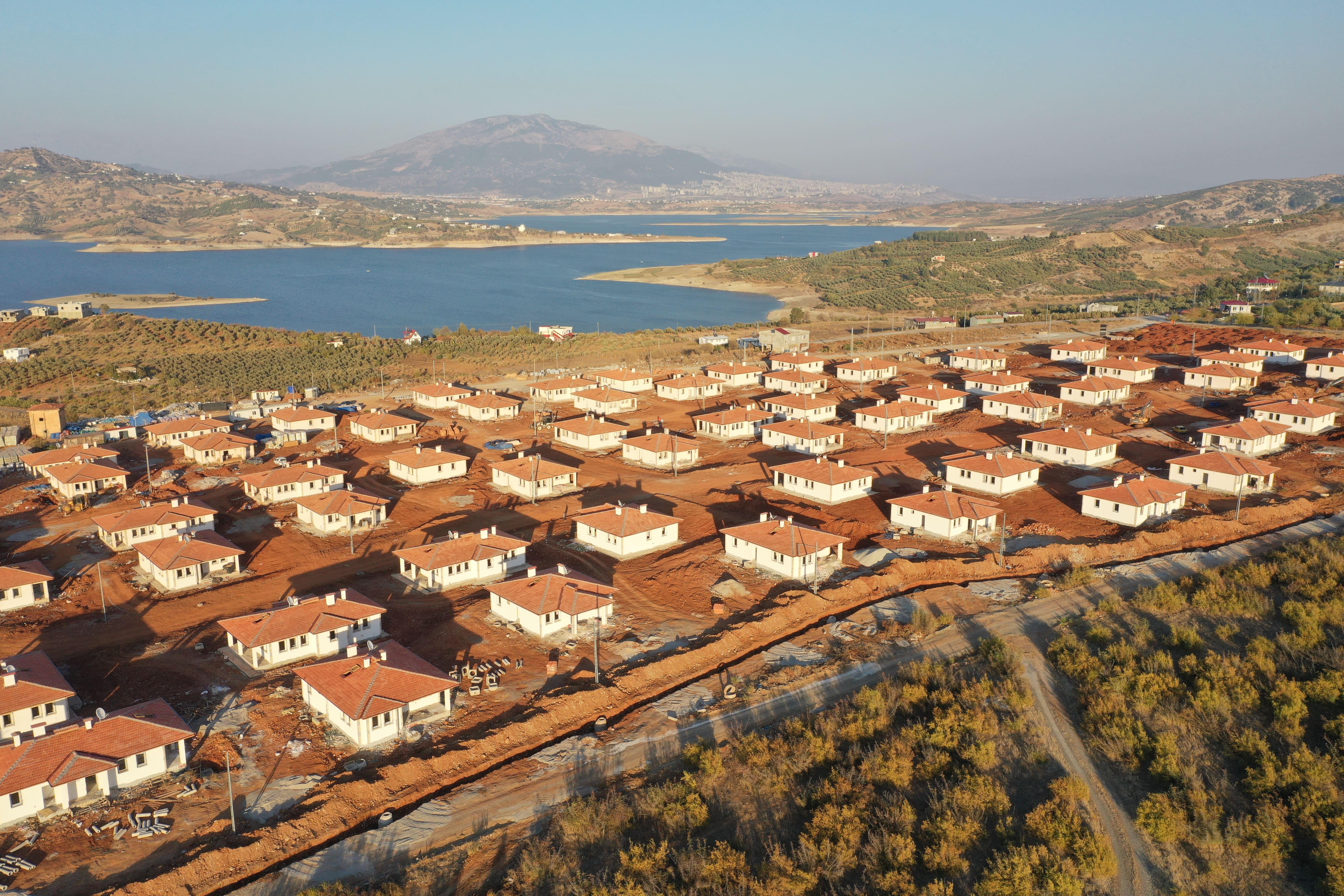 aa-20241021-35970518-35970507-kahramanmarasta-depremzedeler-icin-yapilan-531-koy-evinin-anahtari-teslim-edildi-min.jpg