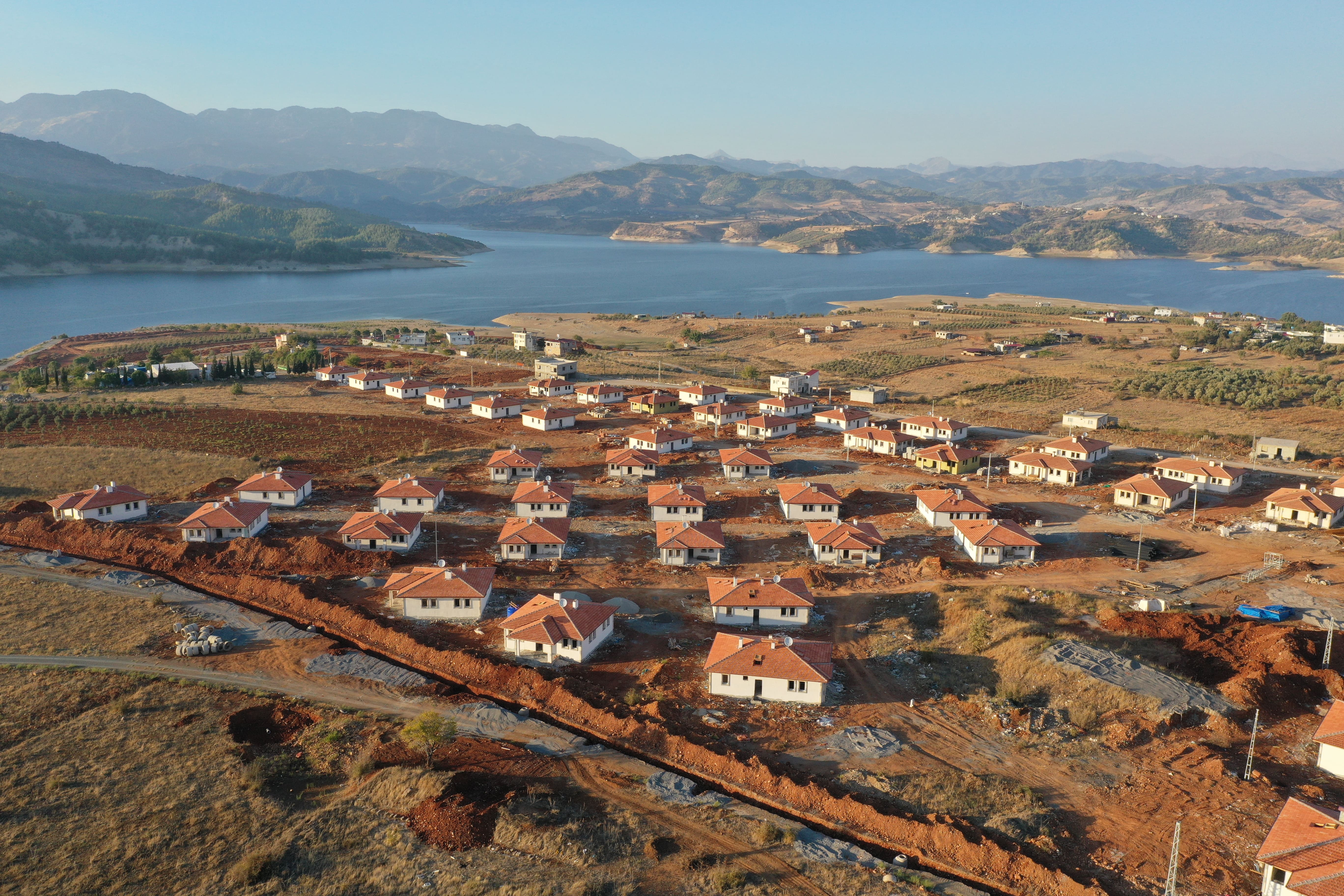 aa-20241021-35970518-35970508-kahramanmarasta-depremzedeler-icin-yapilan-531-koy-evinin-anahtari-teslim-edildi-min.jpg