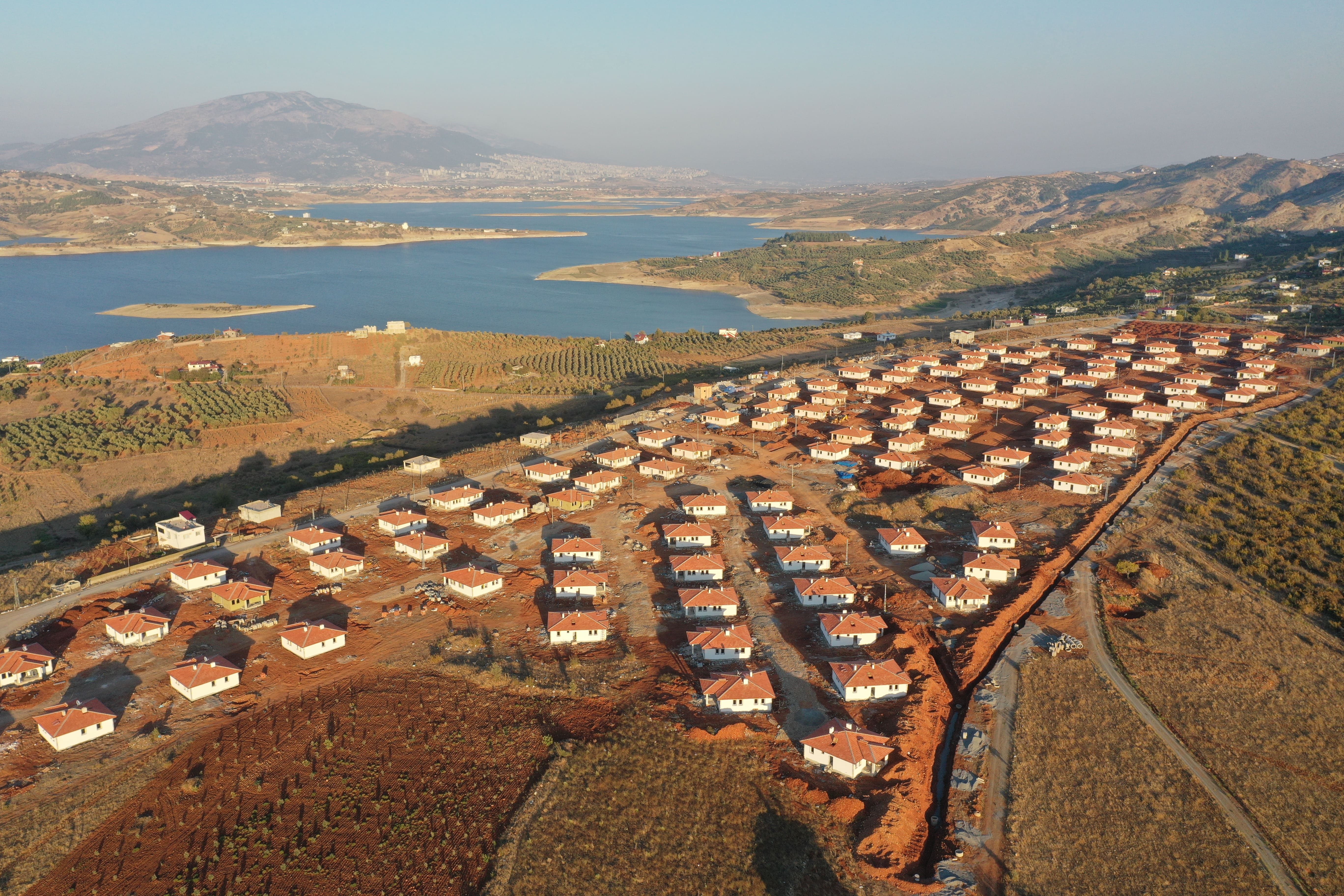 aa-20241021-35970518-35970510-kahramanmarasta-depremzedeler-icin-yapilan-531-koy-evinin-anahtari-teslim-edildi-min.jpg