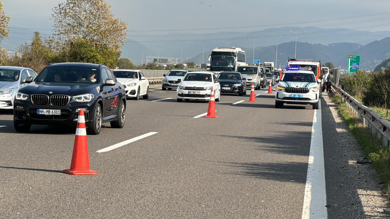 aa-20241025-36012382-36012381-anadolu-otoyolunun-duzce-kesiminde-zincirleme-trafik-kazasinda-4-kisi-yaralandi.jpg