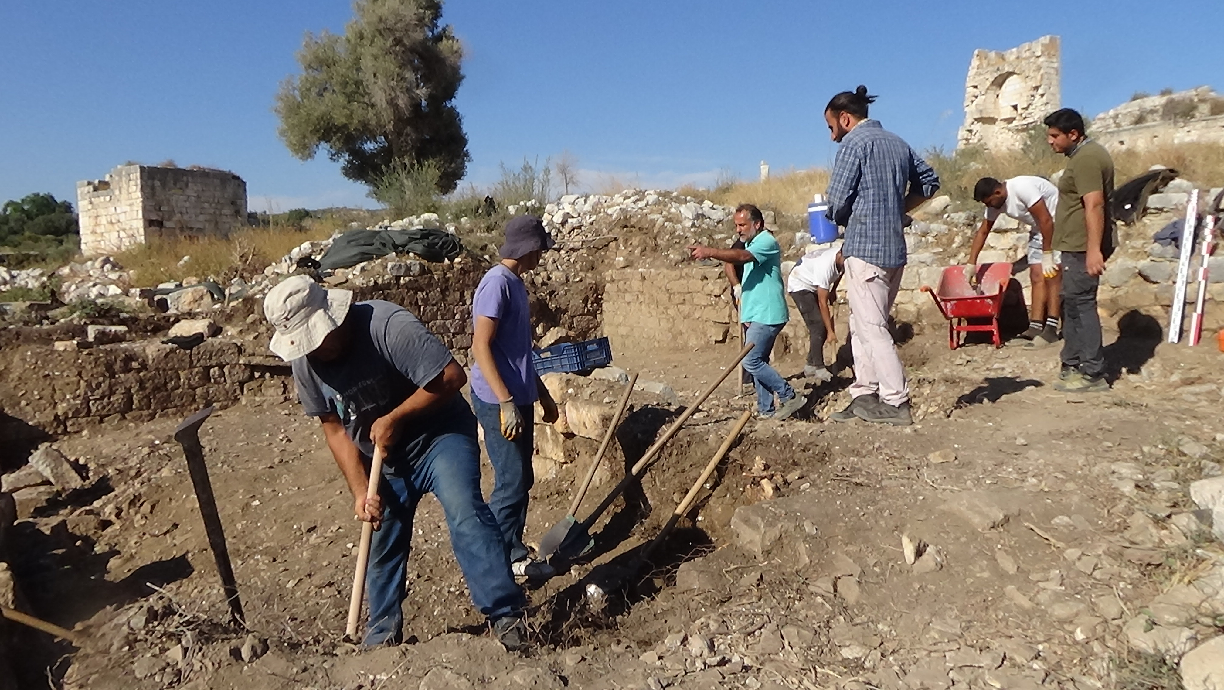 aa-20241028-36035258-36035243-mersindeki-korykos-antik-kentinde-700-yillik-oldugu-degerlendirilen-tuvalet-bulundu.jpg