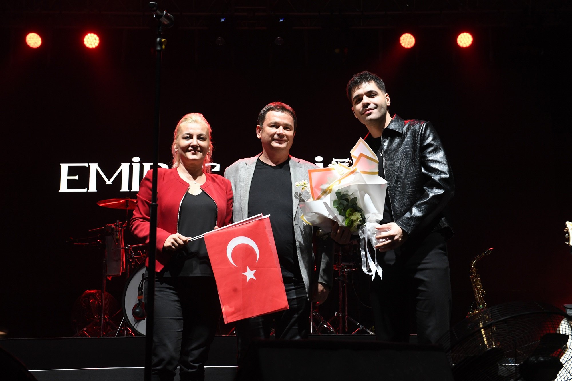 bursadaki-cumhuriyet-bayrami-konserinde-392789-108943-1.jpg