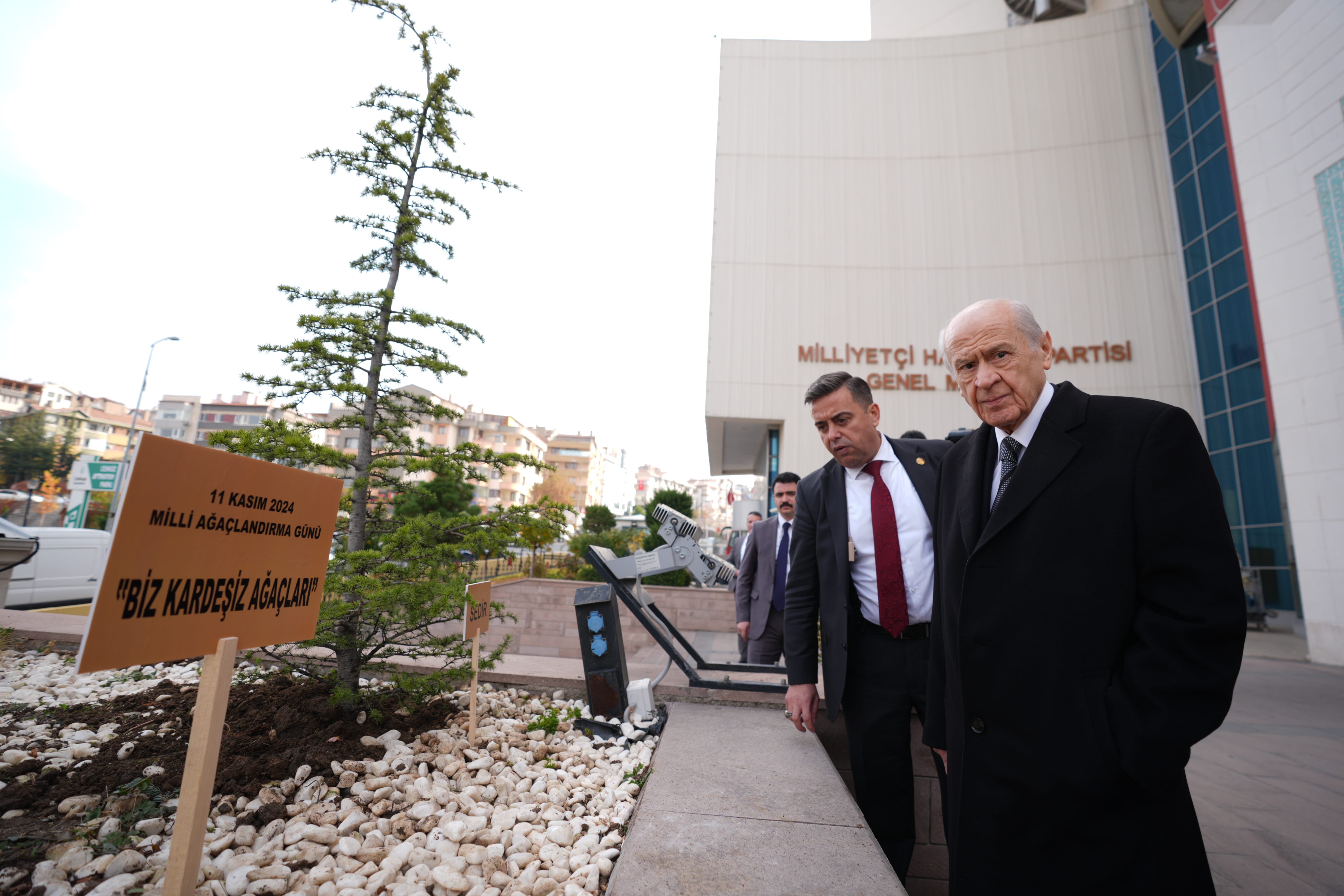 aa-20241111-36167178-36167165-mhp-genel-baskani-bahceli-biz-kardesiz-agaclarini-anlatti-min.jpg