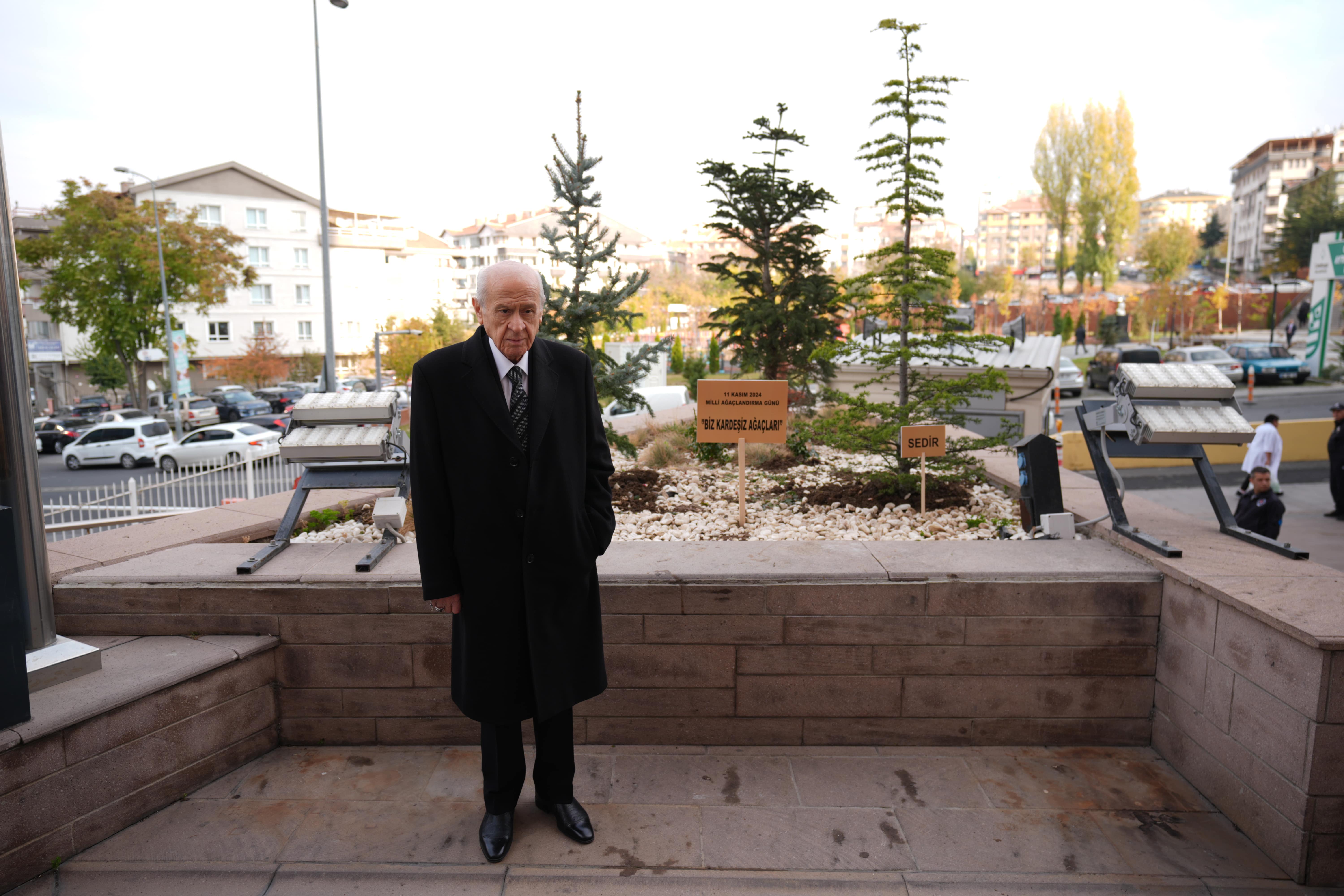 aa-20241111-36167178-36167167-mhp-genel-baskani-bahceli-biz-kardesiz-agaclarini-anlatti-min.jpg